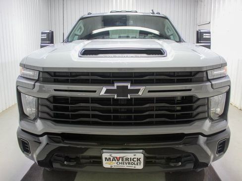 Used 2024 Chevrolet Silverado 2500 Custom w/ Custom Value Package image 2