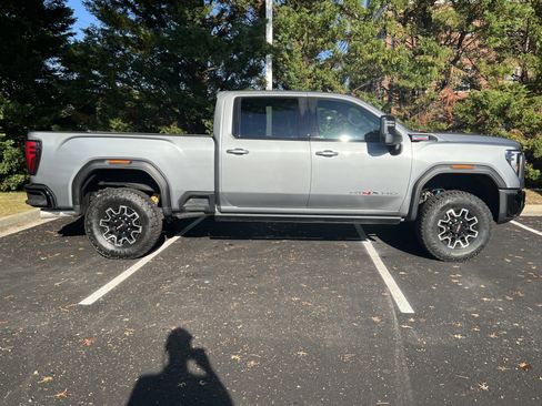 Used 2025 GMC Sierra 2500 AT4X image 11