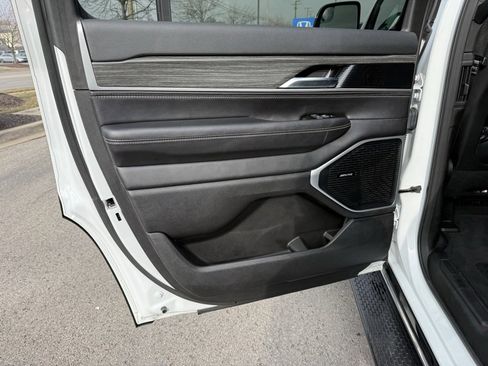 Used 2023 Jeep Wagoneer Series III w/ Preferred Equipment Group image 32