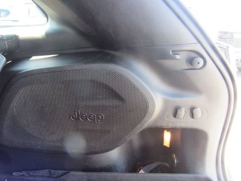 Used 2019 Jeep Cherokee Trailhawk AWD/4WD image 28