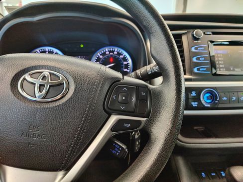 Used 2016 Toyota Highlander LE AWD/4WD image 10