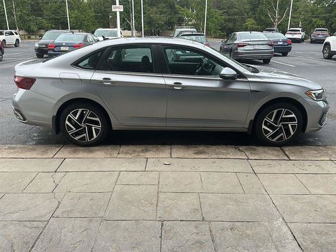 Used 2023 Volkswagen Jetta SEL FWD image 3