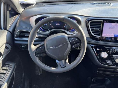 Used 2024 Chrysler Pacifica Limited image 13