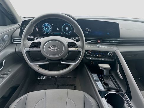 Used 2024 Hyundai Elantra SEL w/ Convenience Package FWD image 17
