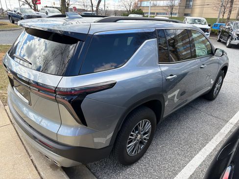 Used 2025 Chevrolet Traverse LT image 3