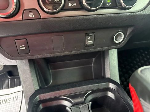 Used 2017 Toyota Tacoma TRD Sport AWD/4WD image 24