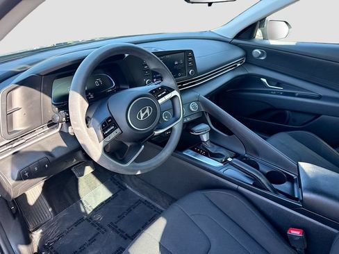 Used 2025 Hyundai Elantra SE FWD image 9