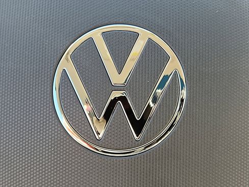 New 2026 Volkswagen Taos SE image 17