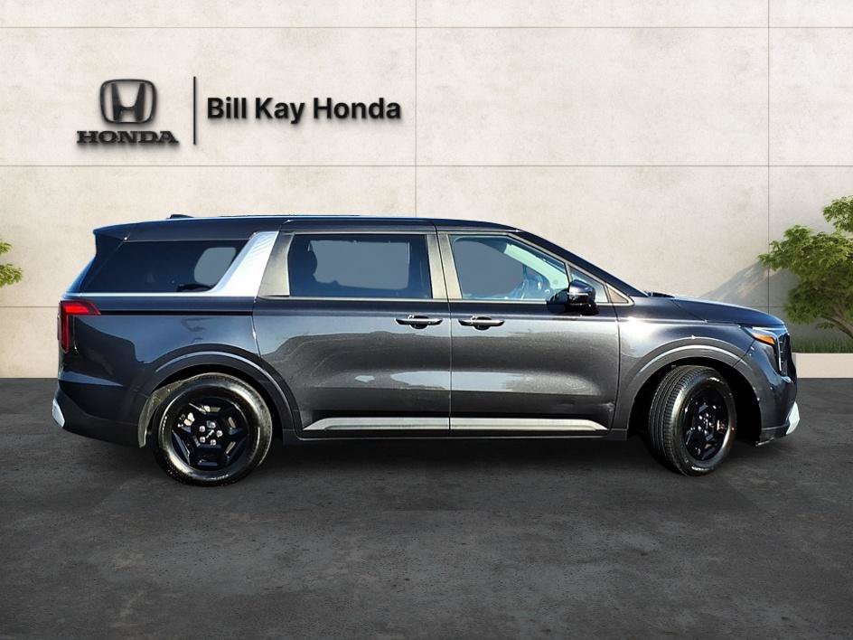 Used 2025 Kia Carnival FWD image 2