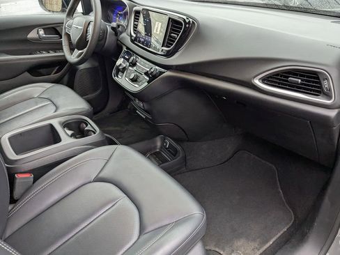 Used 2025 Chrysler Pacifica Select image 34