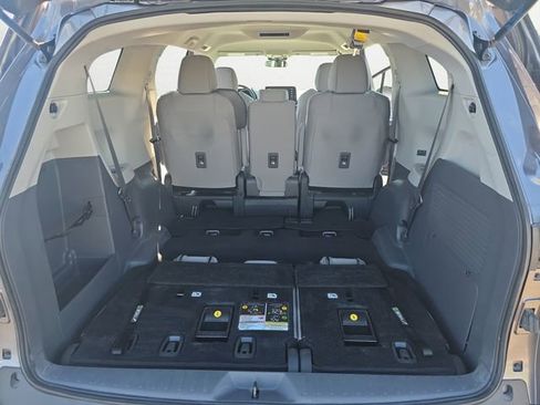 Used 2024 Toyota Sienna LE FWD image 25