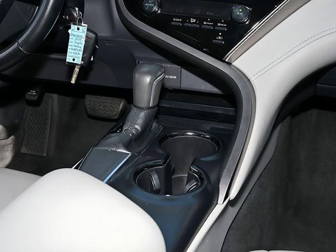 Used 2019 Toyota Camry SE FWD image 21
