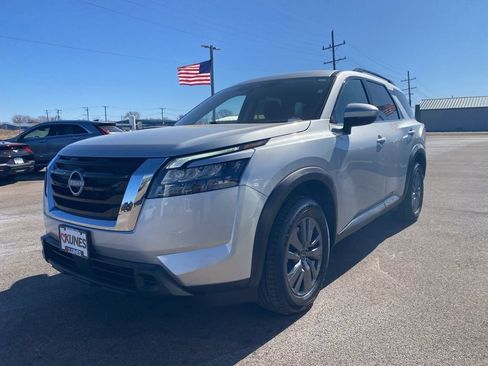 Used 2025 Nissan Pathfinder SV image 15