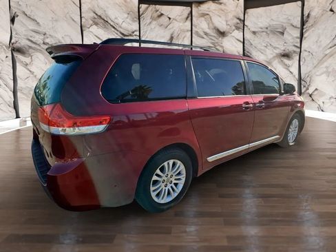 Used 2013 Toyota Sienna XLE w/ Premium Pkg image 6