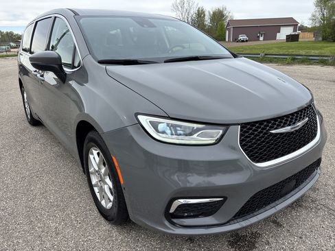 Used 2023 Chrysler Pacifica Touring-L FWD image 1