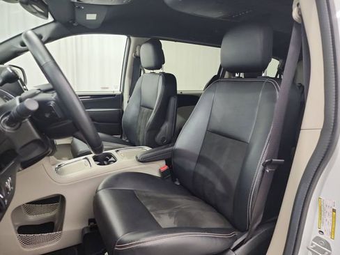 Used 2019 Dodge Grand Caravan SXT w/ Driver Convenience Group image 16