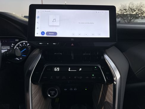 Used 2024 Toyota Venza XLE image 21