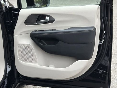 Used 2024 Chrysler Pacifica Select image 34