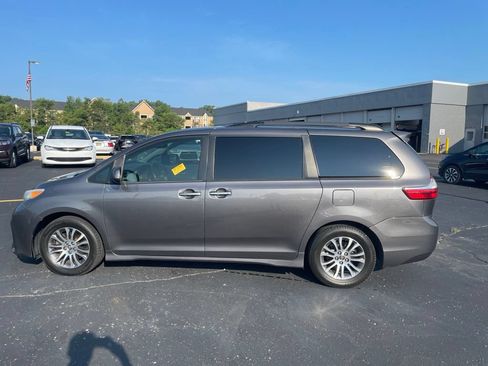 Used 2018 Toyota Sienna XLE FWD image 8