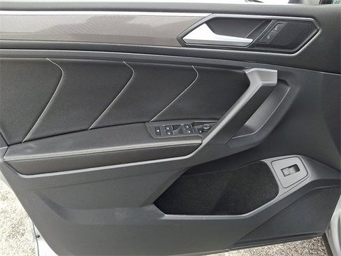 Used 2022 Volkswagen Tiguan SE R-Line image 15