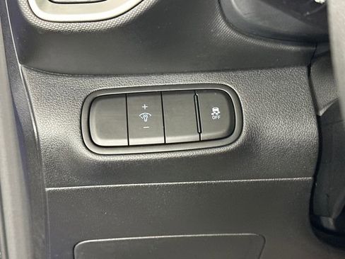 Used 2025 Hyundai Venue SE image 19