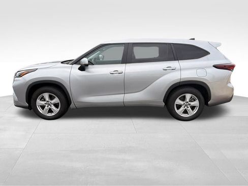 Used 2024 Toyota Highlander LE FWD image 4