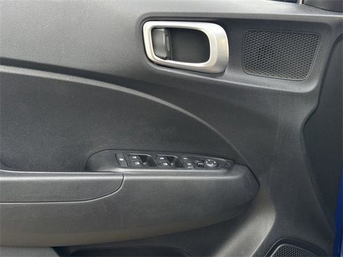 Used 2025 Hyundai Venue SEL image 24