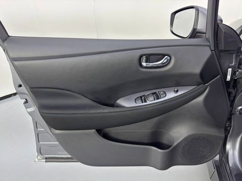 Used 2025 Nissan Leaf S image 33