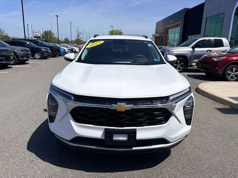 Used 2025 Chevrolet Trax LT FWD image 8