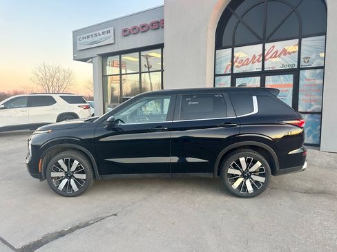 Used 2025 Mitsubishi Outlander SE image 5