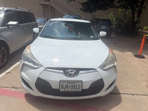 Used 2016 Hyundai Veloster FWD image 2