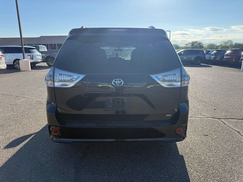 Used 2017 Toyota Sienna SE FWD image 5
