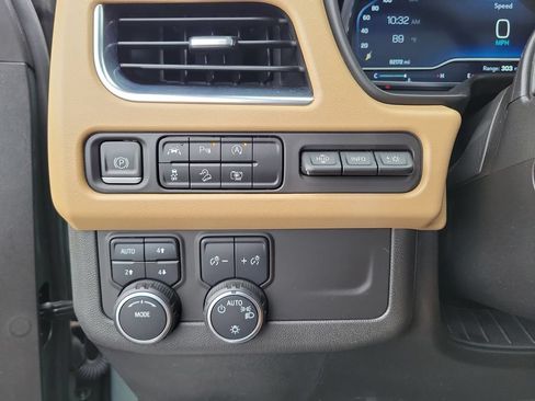 Certified 2023 Chevrolet Suburban Premier w/ Premium Package 2 AWD/4WD image 18