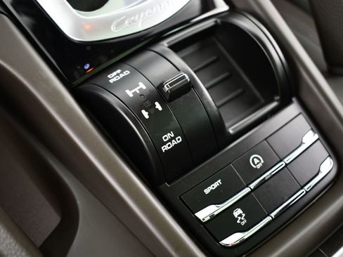 Used 2017 Porsche Cayenne Platinum Edition image 35