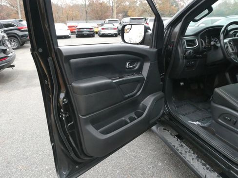 Used 2019 Nissan Titan SV w/ SV Convenience Package image 11