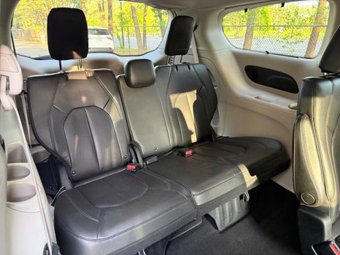 Used 2017 Chrysler Pacifica Touring-L Plus w/ Tire & Wheel Group FWD image 22