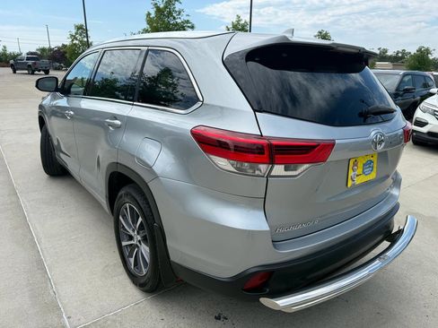 Used 2017 Toyota Highlander XLE AWD/4WD image 6