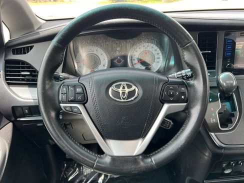 Used 2015 Toyota Sienna SE Premium FWD image 22