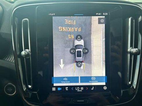Certified 2025 Volvo XC40 B5 Plus AWD/4WD image 28