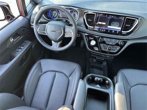 New 2026 Chrysler Pacifica Select image 16