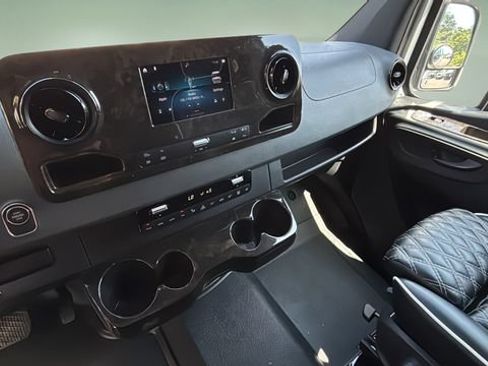 Used 2021 Mercedes-Benz Sprinter 2500 image 25