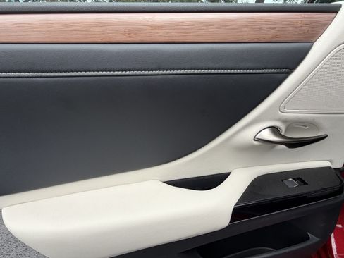 Used 2025 Lexus ES 300h w/ Premium Package FWD image 29