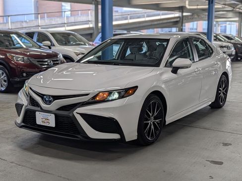 Used 2023 Toyota Camry SE image 3
