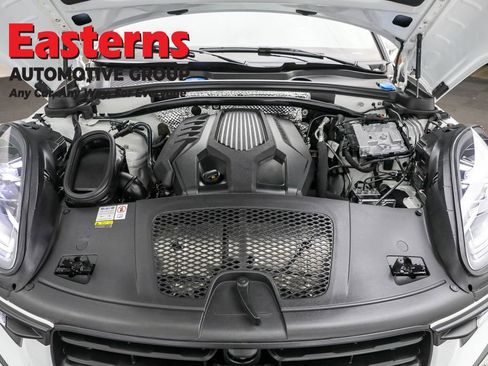 Used 2023 Porsche Macan T w/ Premium Package Plus image 8