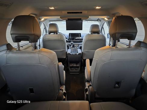 Used 2021 Toyota Sienna Limited image 25
