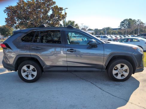 Used 2021 Toyota RAV4 LE image 11