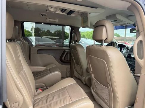 Used 2014 Chrysler Town & Country Touring FWD image 13