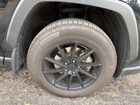 Used 2022 Toyota RAV4 LE AWD/4WD image 9