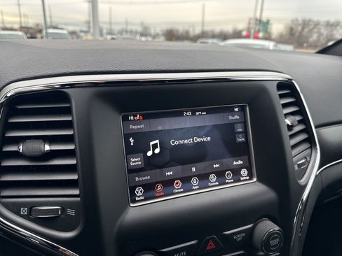 Used 2018 Jeep Grand Cherokee Limited image 21