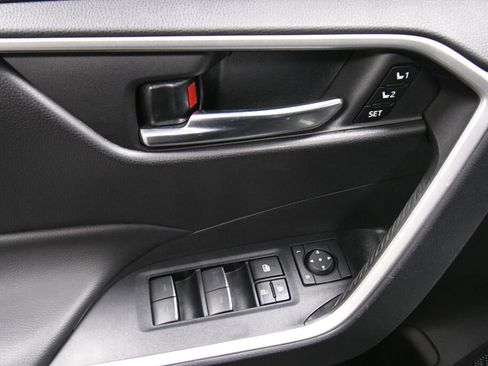 Used 2022 Toyota RAV4 XLE Premium image 11